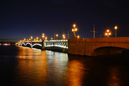 圣彼得斯堡，三位一体的桥梁
