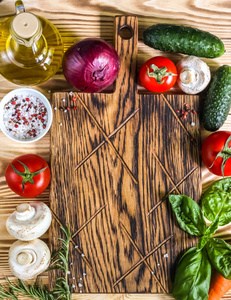主料为烹饪或空置的切割板旧木制的桌子上。Copyspace 食品背景