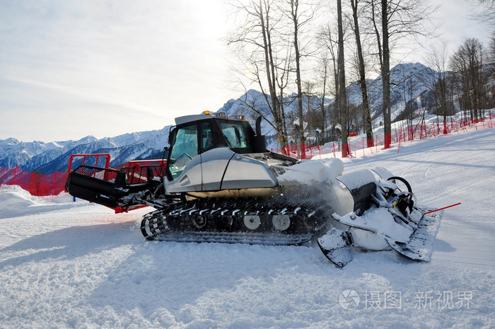 在滑雪场上雪地车
