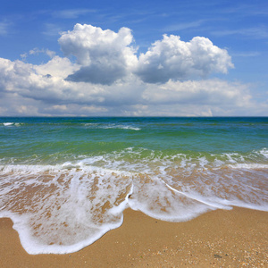 美丽的云彩在海的夏天风景