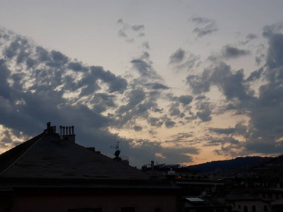 一个惊人的标题, 日落在城市的 genova 在夏季天与一些云和伟大的反射建筑物