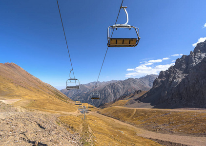 Shymbulak 滑雪胜地的缆车在夏季。阿拉木图, 哈萨克斯坦