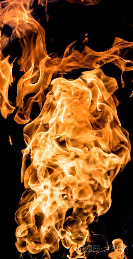 黑色背景下的明亮火焰火