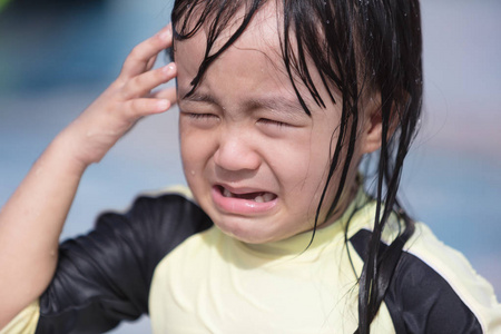 中国小孩子哭泣图片