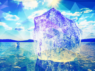 冰冻的水滴冰在火焰中.冰冻地面上的冰和水滴的图像.冻结晚上.