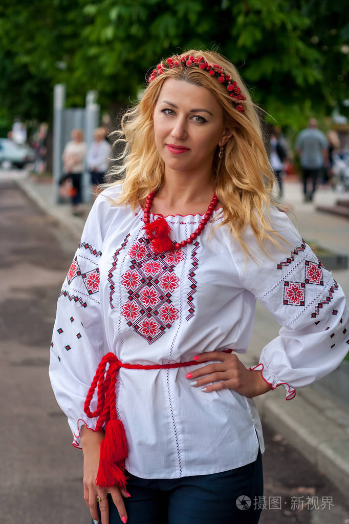 vyshyvanok游行中的穿着传统乌克兰服装的女孩