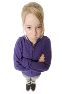 一个带着愤怒表情的固执姿势的少女照片