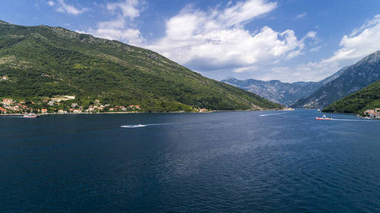 从上到 Kotor 湾和定期客运渡轮从 Lepetane 到 Kamenari 的空中美景, 阳光明媚的下午