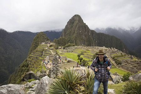 秘鲁的马丘比丘印加废墟上的年轻人的看法