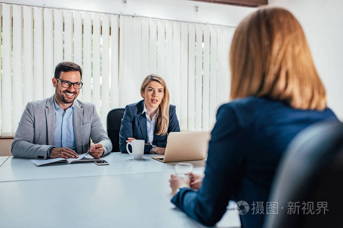 商务-年轻女子坐在工作面试