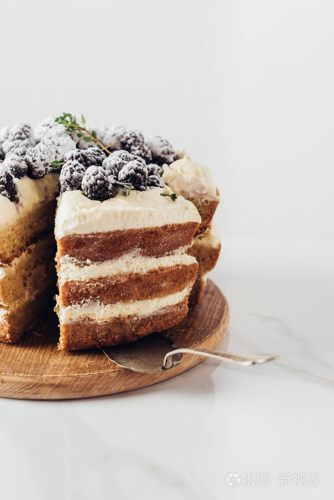 蛋糕服务器在木制切板上的美味黑莓蛋糕特写镜头