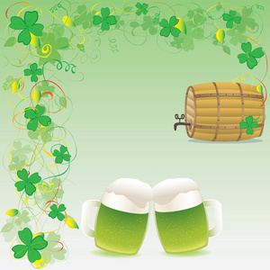 绿色啤酒和木制酒桶与四叶子三叶草绿色花卉背景上的两个杯子