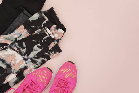 女性粉红色运动鞋, 运动鞋, 平躺式紧身裤, 顶部视图。健身理念, 积极的生活方式, 身体护理的理念。复制空间