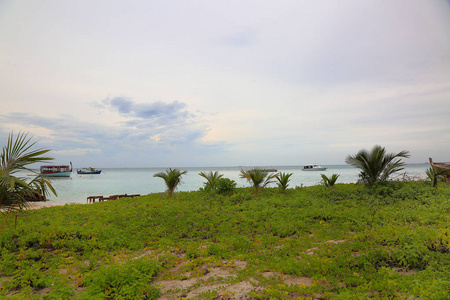 美丽的景色在印度洋, 马尔代夫。一些小船在蓝色的水和蓝天与白云背景。神奇的自然景观背景
