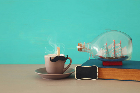 杯子咖啡的图象, 老书和小船在瓶结束宇