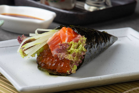 日本鲑鱼 ikura temaki 寿司特写