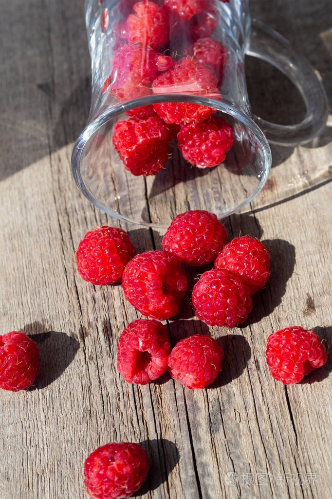 树莓散落在木质表面上