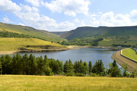 Dovestone 水库位于绿地山谷的汇合处, 在大曼彻斯特的 Saddleworth 沼地, 在绿地的村庄上方咀嚼小溪。