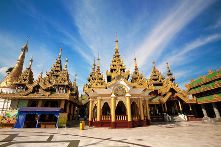 神社和亭子周围主要中央塔在 shwedagon 宝塔，仰光，缅甸