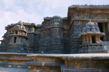 门面和华丽的墙板浮雕, Hoysaleshwara 寺, Halebidu, 卡纳塔, 印度。从北看