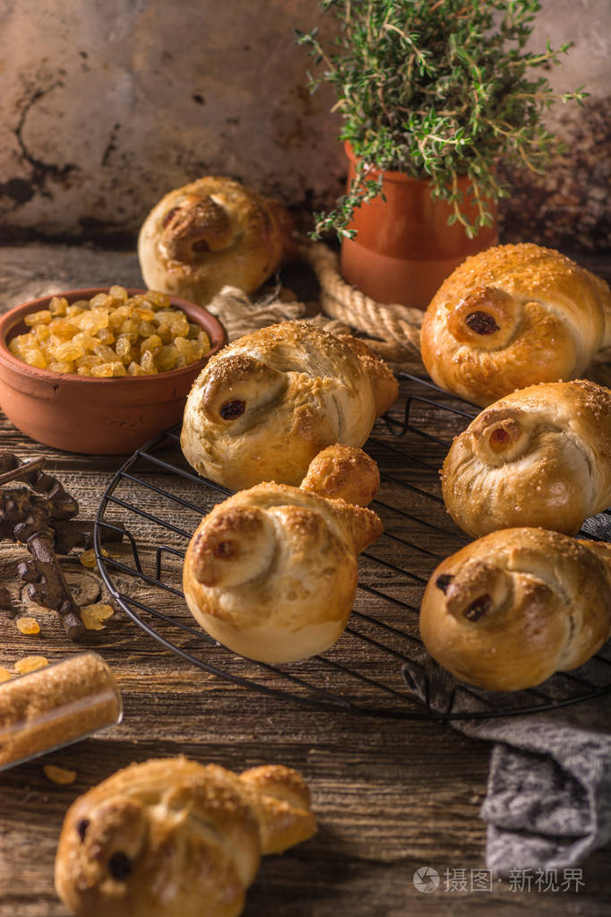 复活节鸟奶油面包.传统的俄罗斯春季烘焙.鸟巢里的小鸟