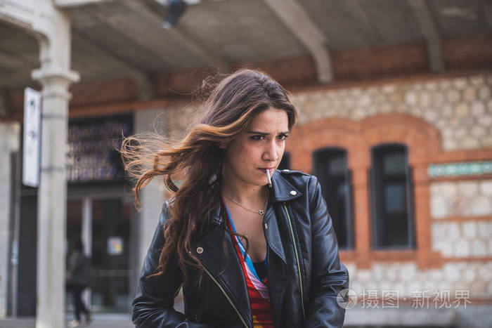 妇女在大街上抽烟香烟