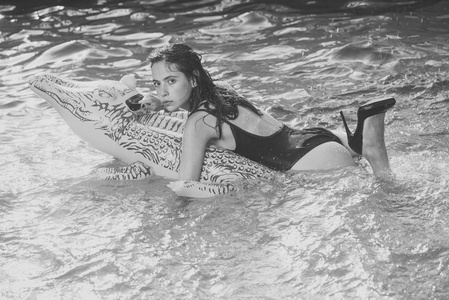 时尚女人的身体。泳池派对和暑假, 泳池派对, 穿着泳装和鳄鱼皮鞋的漂亮少妇