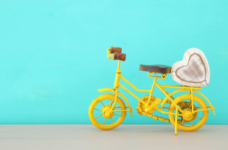 金属黄色自行车的形象与心脏, 礼物为爸爸。概念