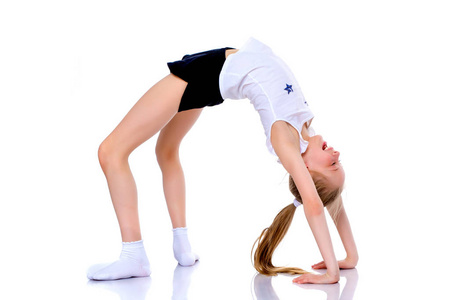 体操运动员在地板上表演杂技元素。