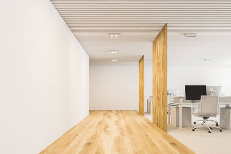 白色和木制开放式办公室内部有一层白色地板阁楼窗户和一排电脑桌。前视图。3d 渲染模拟