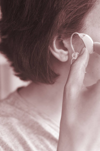 聋中年女士戴现代数字高科技助听器耳