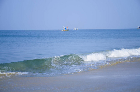 美丽的风景海蓝色与小船和波浪