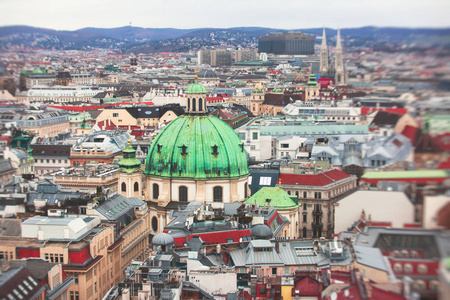 美丽的超级广角鸟瞰维也纳, 奥地利, 与老镇历史中心和风景在城市之外, 从圣史蒂芬的讲座的观察甲板射击