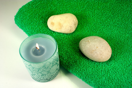 蜡烛和绿色毛巾的石头