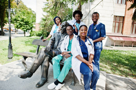 医学大学附近的非洲医生学生小组