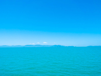 美丽的热带海洋与白云在蓝天背景为旅行和假期