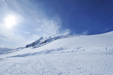 山与雪的冬天