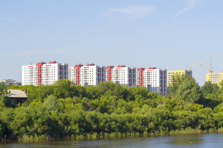 修建新住宅区在城市的部分在河。秋明州, 俄罗斯