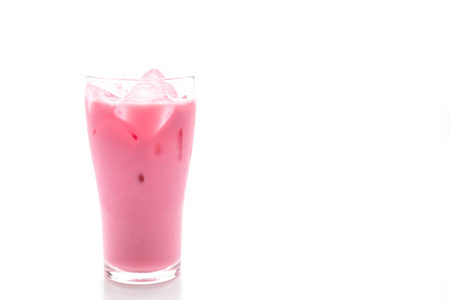 粉红色草莓奶昔在白色背景下隔离