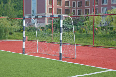 足球场的一个角落.迷你橄榄球目标在人造草照片