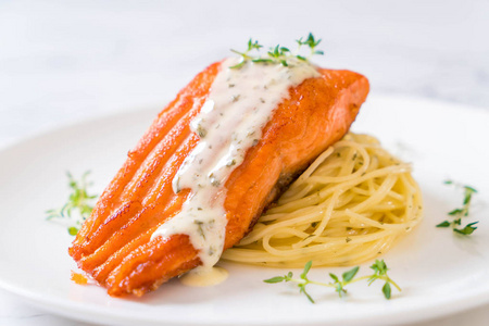 盘面煎鲑鱼新鲜蔬菜煎鲑鱼鲑鱼凯撒沙拉.