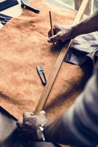 工匠测量皮革工艺品特写