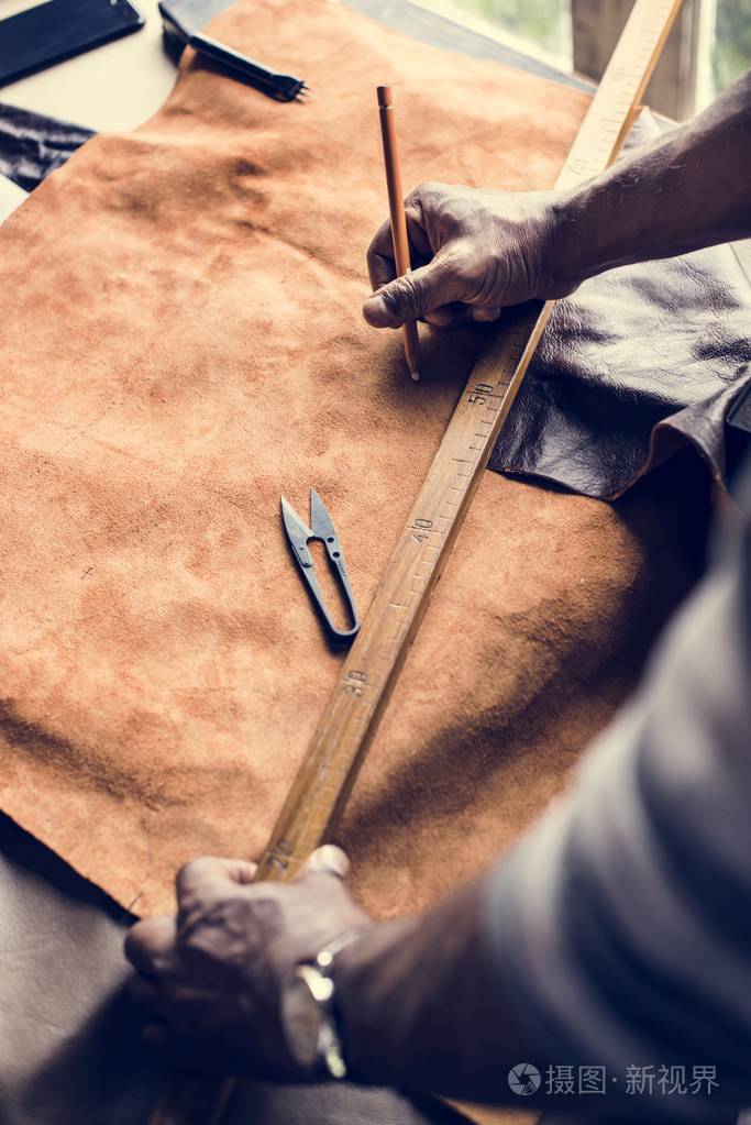 工匠测量皮革工艺品特写