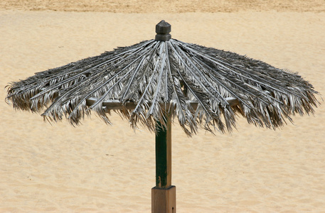 遮阳帘与砂背景的沙滩上