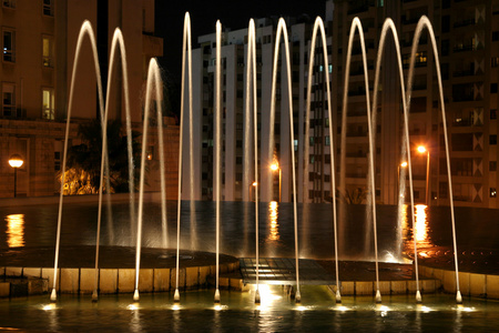 在晚上的美丽点亮的喷泉