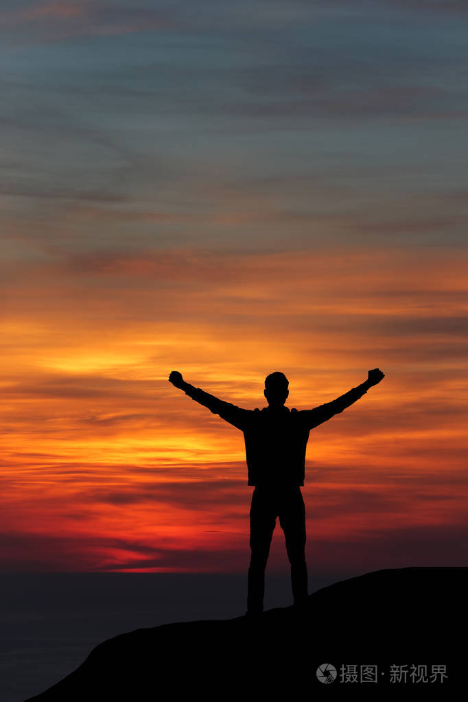 对海站在山顶上,望著远方的人