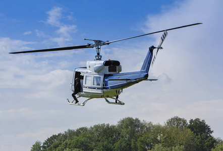 直升机在低空飞行中的特种部队图片