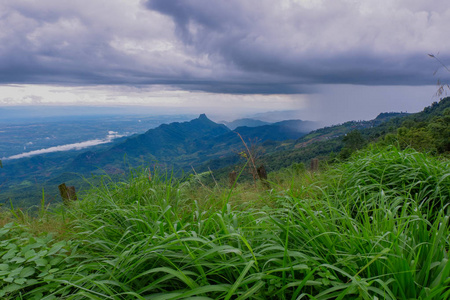 雨在山