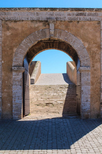 历史遗产, 葡萄牙堡垒在大西洋的海岸。在设防墙的门。明亮的蓝天。El 杰迪, 摩洛哥