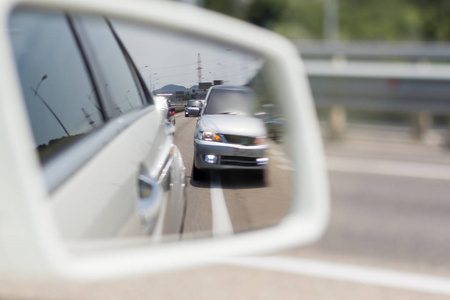 汽车镜中的道路反射